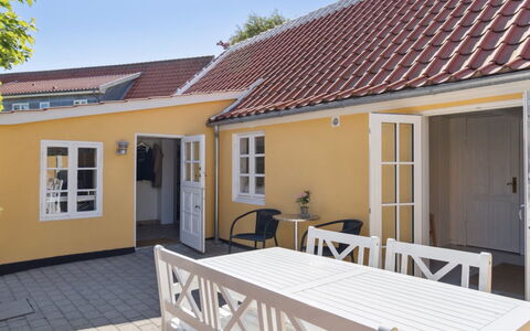 Algeth - 200M from the Sea: Wohngebiet, Dach, Vorort, Auffahrt, Estate, Kamin