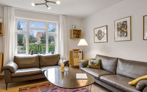 Cordelia - 1Km from the Sea: Möbel, Interior Design, Couch, Flooring, Wand, Fussboden, Wohnzimmer, Decke, Holz, Zimmer