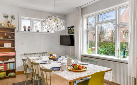 Cordelia - 1Km from the Sea: Möbel, Interior Design, Flooring, Wand, Esszimmer, Light Fixture, Decke, Holz, Stuhl, Fussboden
