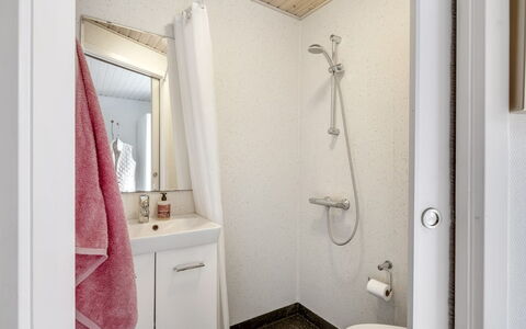 Cordelia - 1Km from the Sea: Wand, Interior Design, Fussboden, Flooring, Armatur, Badezimmer, Zimmer, Decke, Toilette, Installation