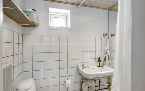 Cordelia - 1Km from the Sea: Wand, Flooring, Fussboden, Armatur, Toilleten Sitz, Badezimmer, Toilette, Interior Design, Fliese, Installation