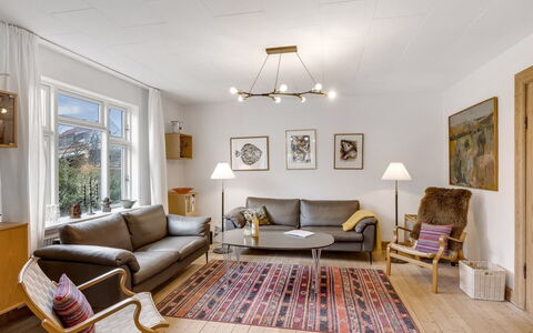 Cordelia - 1Km from the Sea: Möbel, Interior Design, Wand, Flooring, Couch, Decke, Holz, Wohnzimmer, Fussboden, Light Fixture