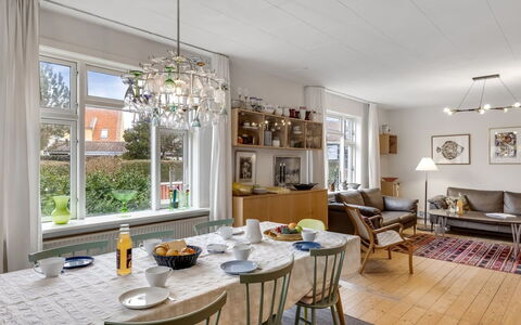Cordelia - 1Km from the Sea: Möbel, Interior Design, Flooring, Wand, Esszimmer, Light Fixture, Decke, Holz, Stuhl, Leuchter