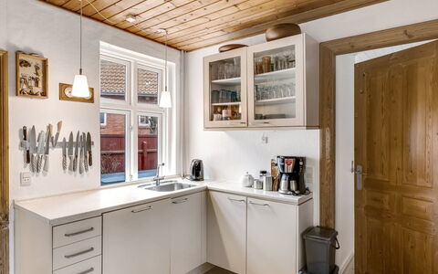 Cordelia - 1Km from the Sea: Küche, Countertop, Cabinetry, Interior Design, Holz, Flooring, Küchengerät, Decke, Light Fixture, Möbel