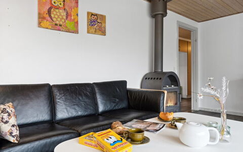Kolle - 3.2Km from the Sea: Möbel, Interior Design, Flooring, Couch, Holz, Wohnzimmer, Fussboden, Zimmer, Beleuchtung, Decke