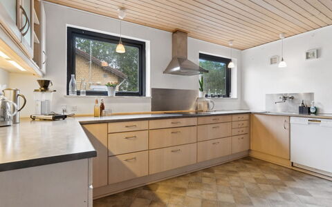 Kolle - 3.2Km from the Sea: Küche, Countertop, Interior Design, Flooring, Holz, Cabinetry, Decke, Möbel, Fussboden, Zuhause