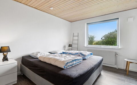 Kolle - 3.2Km from the Sea: Bett, Interior Design, Schlafzimmer, Wand, Bedding, Bettdecke, Flooring, Decke, Holz, Fussboden
