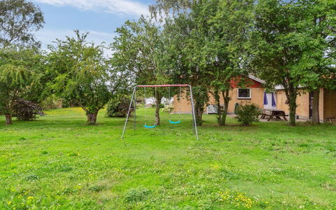 Kolle - 3.2Km from the Sea: Gras, Garten, Einfach, Rasen, Hinterhof, Garten, Schatten, Wiese, Park