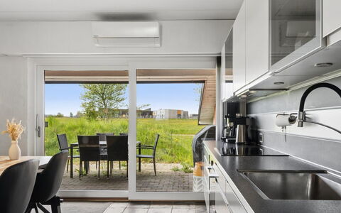Cornelia - 6Km from the Sea: Küche, Möbel, Flooring, Countertop, Interior Design, Beleuchtung, Zuhause, Fussboden, Stuhl, Decke