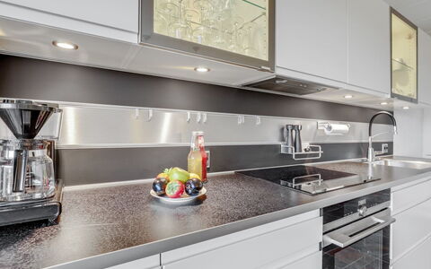 Cornelia - 6Km from the Sea: Küche, Countertop, Armatur, Küchengerät, Zapfhahn, Interior Design, Major Appliance, Sinken, Herd, Cabinetry