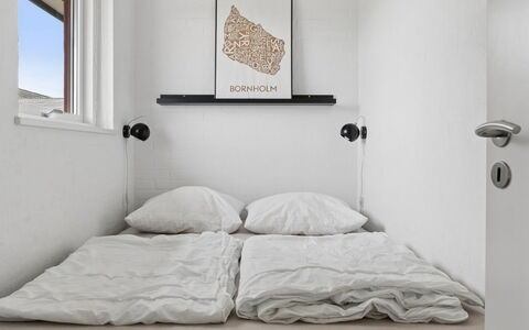 Cornelia - 6Km from the Sea: Wand, Schlafzimmer, Bett, Interior Design, Bettdecke, Bedding, Fussboden, Beleuchtung, Decke, Linens