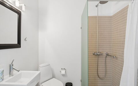 Cornelia - 6Km from the Sea: Badezimmer, Armatur, Toilette, Toilleten Sitz, Flooring, Interior Design, Wand, Fussboden, Sinken, Installation