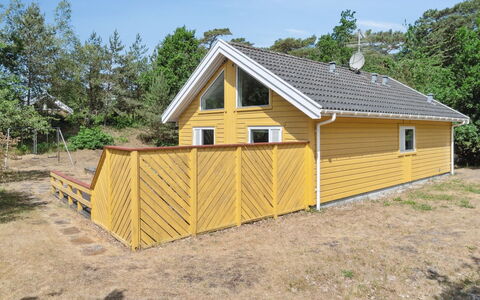 Anly - 250M from the Sea: Dach, Zuhause, Tür, Hütte, Schatten, Abstellgleis, Garten, Estate, Hinterhof