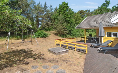 Anly - 250M from the Sea: Dach, Zuhause, Tür, Hütte, Schatten, Abstellgleis, Garten, Estate, Hinterhof