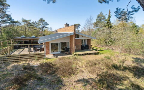 Frederikka - 75M from the Sea: Möbel, Interior Design, Flooring, Holz, Fussboden, Decke, Holzboden, Stuhl, Tabelle, Beleuchtung