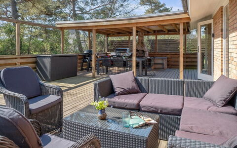 Frederikka - 75M from the Sea: Möbel, Interior Design, Flooring, Holz, Fussboden, Decke, Holzboden, Stuhl, Tabelle, Beleuchtung