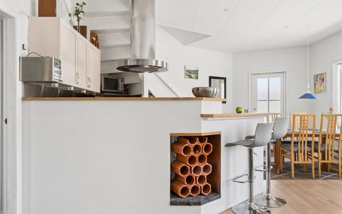 Dagne - 400M from the Sea: Flooring, Möbel, Holz, Interior Design, Fussboden, Holzboden, Barhocker, Küche, Beleuchtung, Countertop