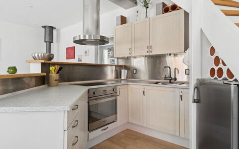 Dagne - 400M from the Sea: Küche, Countertop, Küchengerät, Flooring, Cabinetry, Interior Design, Möbel, Major Appliance, Holz, Fussboden