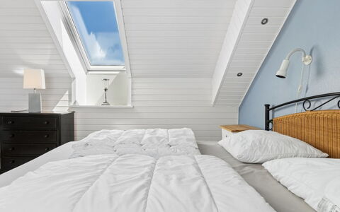 Dagne - 400M from the Sea: Schlafzimmer, Holz, Bett, Decke, Interior Design, Möbel, Linens, Bedding, Bettdecke, Fussboden