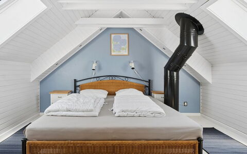 Dagne - 400M from the Sea: Schlafzimmer, Holz, Bett, Interior Design, Decke, Möbel, Fussboden, Flooring, Bedding, Beleuchtung