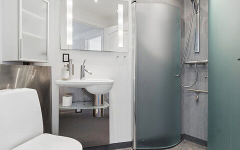 Dagne - 400M from the Sea: Badezimmer, Armatur, Toilette, Toilleten Sitz, Interior Design, Fussboden, Flooring, Sinken, Bad Sink, Installation
