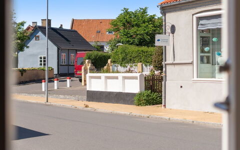 Dagne - 400M from the Sea: Gebäude, Strassenbelag, Haus, Wohngebiet, Zuhause, \Stadt, Fassade, Nachbarschaft, Die Architektur, Strauch