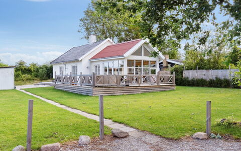 Meinolf - 200M from the Sea: Wohngebiet, Dach, Vorort, Auffahrt, Estate, Kamin