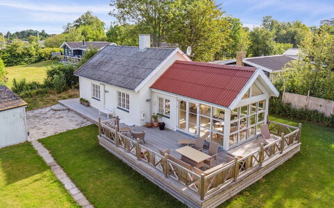 Meinolf - 200M from the Sea: Wohngebiet, Dach, Vorort, Auffahrt, Estate, Kamin