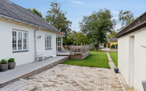 Meinolf - 200M from the Sea: Wohngebiet, Dach, Vorort, Auffahrt, Estate, Kamin