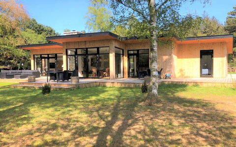 Sune - 175M from the Sea: Möbel, Interior Design, Flooring, Holz, Fussboden, Decke, Holzboden, Stuhl, Tabelle, Beleuchtung