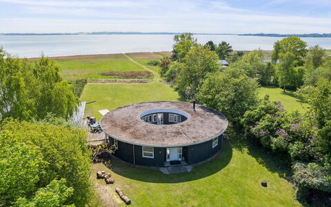 Vemund - 100M to the Fjord: Grundstueck, Wiese, Rasen, Garten, Landscaping, Bauernhaus