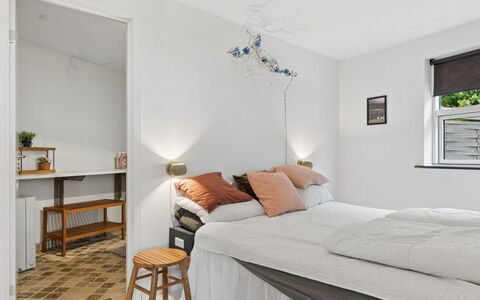 Vemund - 100M to the Fjord: Möbel, Interior Design, Bett, Schlafzimmer, Wand, Flooring, Decke, Holz, Zimmer, Fussboden