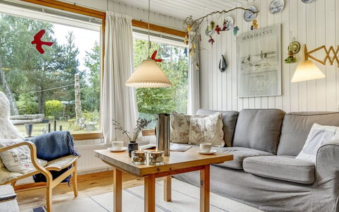 Naili - 750M from the Sea: Möbel, Interior Design, Holz, Flooring, Decke, Wohnzimmer, Beleuchtung, Tabelle, Zimmer, Couch