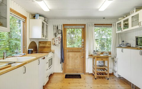 Naili - 750M from the Sea: Holz, Küche, Flooring, Interior Design, Countertop, Möbel, Decke, Fussboden, Küchengerät, Holzbeize