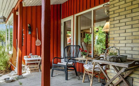 Naili - 750M from the Sea: Blumentopf, Stuhl, Veranda, Zimmerpflanze, Garten, Holzbeize, Schatten, Hinterhof, Garten, Hartholz