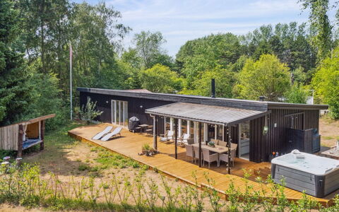 Thorlak - 860M from the Sea: Dach, Haus, Grundstueck, Zuhause, Hütte, Estate, Gartenbauten, Schatten, Blockhaus, Landscaping