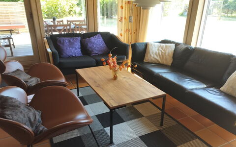 Aase - 950M from the Sea: Möbel, Interior Design, Flooring, Holz, Fussboden, Decke, Holzboden, Stuhl, Tabelle, Beleuchtung