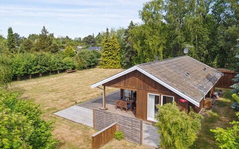 Aase - 950M from the Sea: Möbel, Interior Design, Flooring, Holz, Fussboden, Decke, Holzboden, Stuhl, Tabelle, Beleuchtung