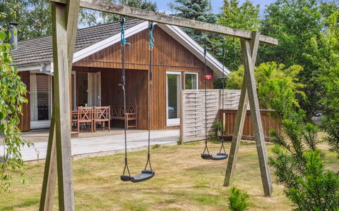 Aase - 950M from the Sea: Möbel, Interior Design, Flooring, Holz, Fussboden, Decke, Holzboden, Stuhl, Tabelle, Beleuchtung