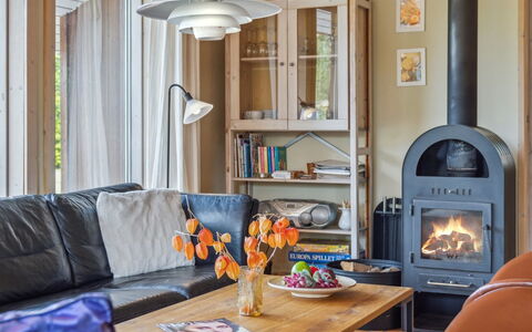 Aase - 950M from the Sea: Möbel, Interior Design, Flooring, Holz, Fussboden, Decke, Holzboden, Stuhl, Tabelle, Beleuchtung