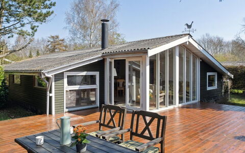 Gisella - 200M from the Sea: Dach, Haus, Grundstueck, Zuhause, Hütte, Estate, Gartenbauten, Schatten, Blockhaus, Landscaping