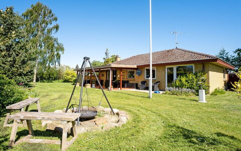 Maleen - 150M to the Fjord: Dach, Haus, Grundstueck, Zuhause, Hütte, Estate, Gartenbauten, Schatten, Blockhaus, Landscaping