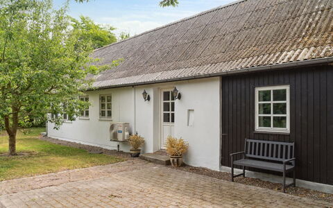 Finja - 6Km from the Sea: Dach, Haus, Zuhause, Hütte, Abstellgleis, Estate, Auffahrt, Gartenbauten, Garten, Schuppen