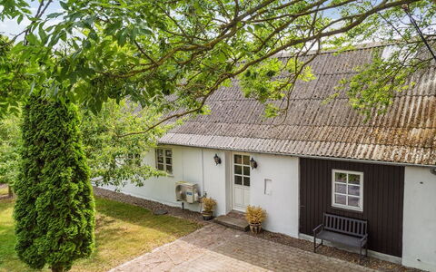 Finja - 6Km from the Sea: Dach, Haus, Zuhause, Hütte, Abstellgleis, Estate, Auffahrt, Gartenbauten, Garten, Schuppen