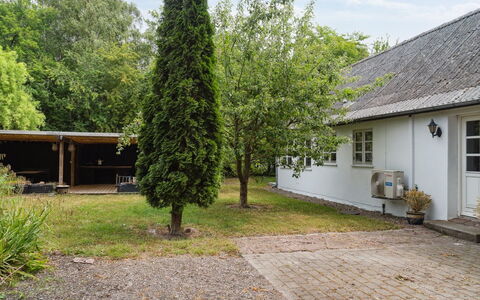 Finja - 6Km from the Sea: Dach, Haus, Zuhause, Hütte, Abstellgleis, Estate, Auffahrt, Gartenbauten, Garten, Schuppen