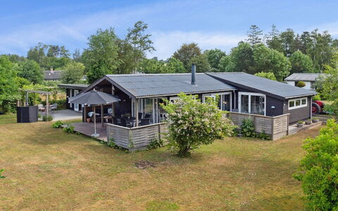 Holmwith - 200M from the Sea: Dach, Haus, Grundstueck, Zuhause, Hütte, Estate, Gartenbauten, Schatten, Blockhaus, Landscaping