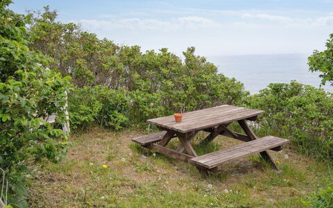 Quanna - 50M from the Sea: Außenbank, Picknicktisch, Gartenmöbel, Möbel, Tisch Im Freien, Tabelle, Pflanzengemeinschaft, Bank, Ozean