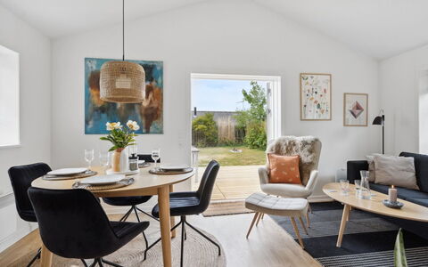 Quanna - 50M from the Sea: Möbel, Holz, Flooring, Interior Design, Tabelle, Fussboden, Küche & Esszimmer Tisch, Wohnzimmer, Stuhl, Zimmer