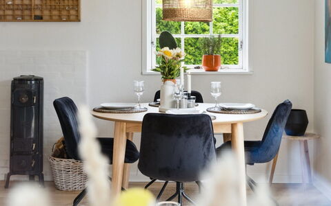 Quanna - 50M from the Sea: Möbel, Interior Design, Stuhl, Tabelle, Flooring, Küche & Esszimmer Tisch, Beleuchtung, Zimmer, Esszimmer, Fussboden