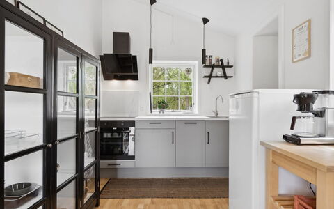 Quanna - 50M from the Sea: Küche, Küchengerät, Countertop, Möbel, Interior Design, Cabinetry, Flooring, Holz, Major Appliance, Decke